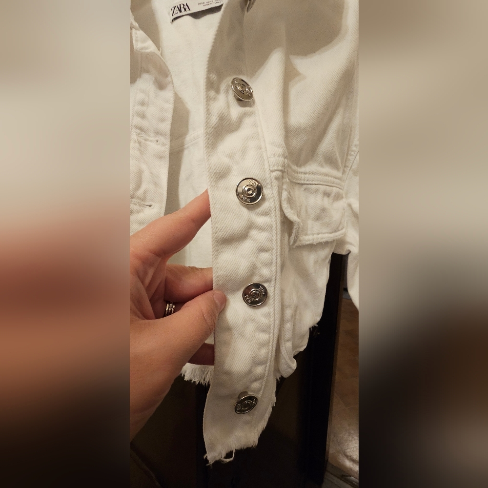 Zara (S) White Distressed Cropped Denim Jacket - Picture 3 of 7
